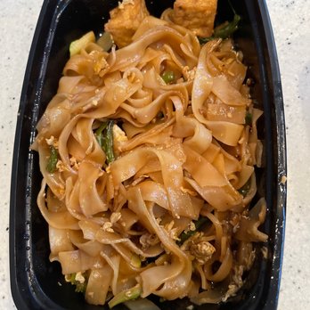Nara Thai - This is supposed to be Pad see Aew. Unacceptable. These are egg noodles.  Get it right and they taste horrible. - Thai Near Me - Freehold, New Jersey