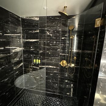 Azur Legacy Collection Hotel - Shower - Hotels Near Me - Vancouver, British Columbia Azur Legacy Collection Hotel - Shower - Hotels Near Me - Vancouver, British Columbia