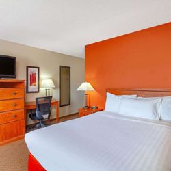 AmericInn by Wyndham Willmar - Guest room
