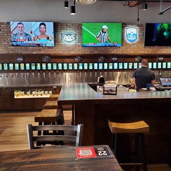 Me-n-Ed's Pizzeria - This Me and Ed's has 26 taps of all sorts of good micro brews. - Pizza Near Me - Clovis, California
