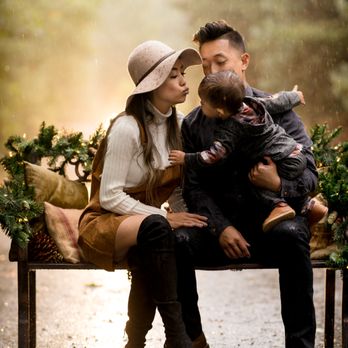 Maë Lans Photography - Christmas themed family photoshoot with Maë Lans Photography in Seattle's Eastside - Session Photography Near Me Maë Lans Photography - Christmas themed family photoshoot with Maë Lans Photography in Seattle's Eastside - Session Photography Near Me