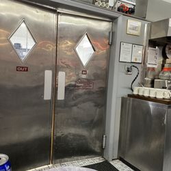 Prevo’s Diner - The retro doors to the kitchen how cool!