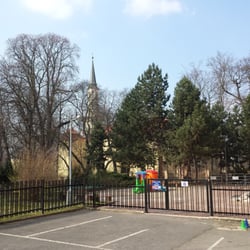 U výstupu do ulice Ke Karlovu je neveřejné dětské hřiště školky při fakultní nemocnici.