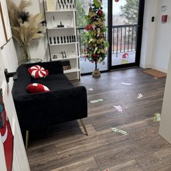 K Cuts - Lobby, waiting area