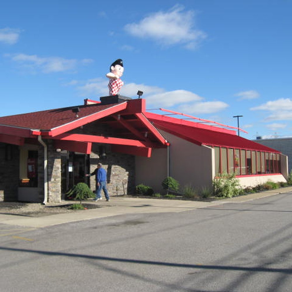 That is the front of the Big Boy restaurant at Brookpark Road and W. 130th Avenue, right off I-480.
