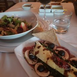 Carpaccio de filete, ensalada con betabel y queso de cabra. Gracias a dios que recomendaron vino para acompañar todo! Carpaccio de filete, ensalada con betabel y queso de cabra. Gracias a dios que recomendaron vino para acompañar todo!
