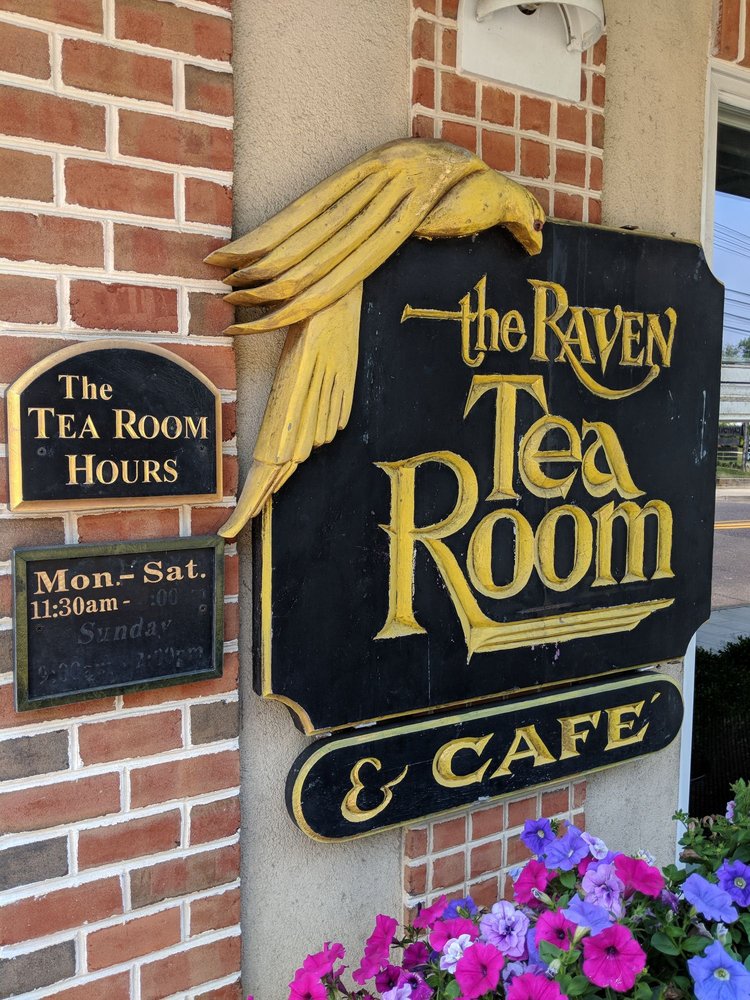 Raven & the Peach Logo