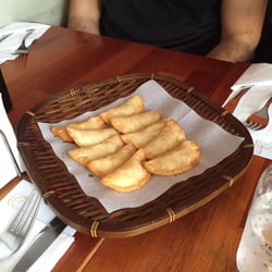 Carmelo - Pasteizinhos de entrada; nada extraordinários comparados ao resto da comida.