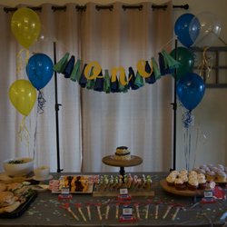 Fred Meyer - Balloons were supposed to be blue and green, but the woman put yellow.