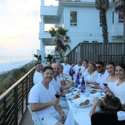 La familia enjoying dinner al-fresco! La familia enjoying dinner al-fresco!