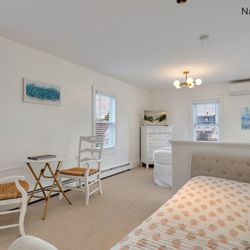 931 Beach Guest House - Spacious room that can accommodate 4 people . This room offers 1 queen size bed and a trundle bed that offers 2 twins .