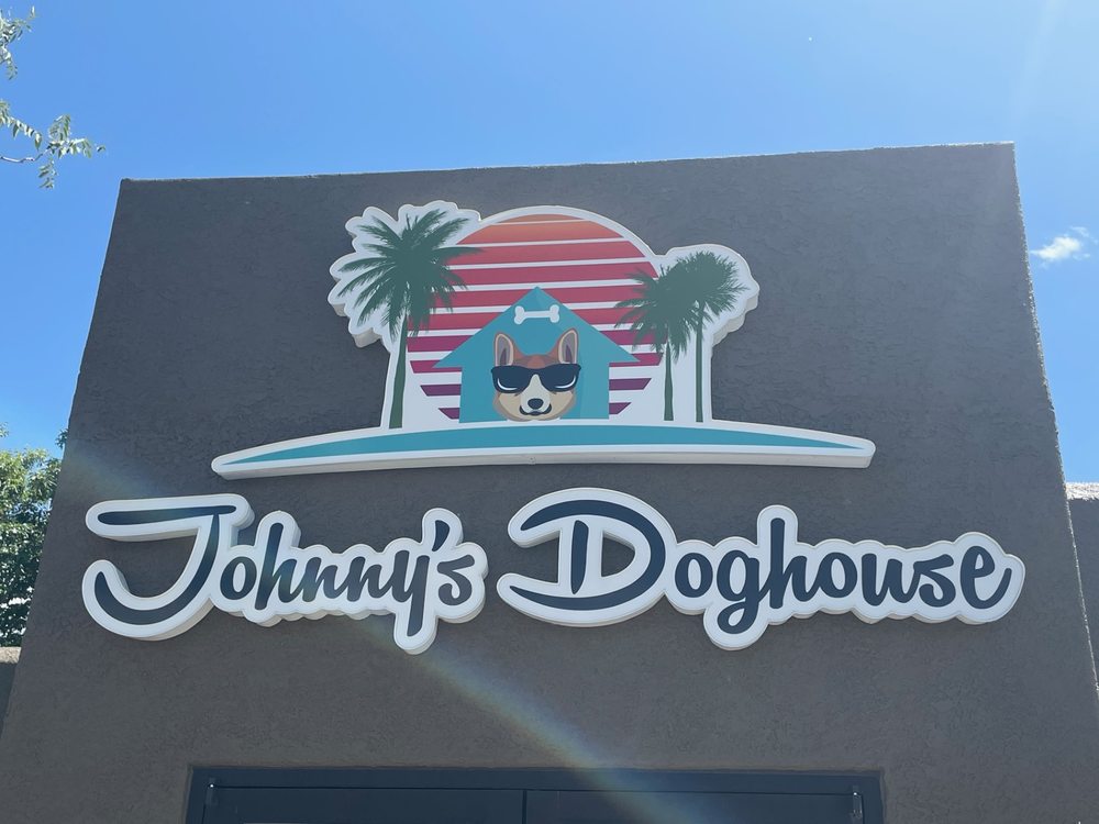 JOHNNY’S DOGHOUSE Updated August 2024 1461 E Cherry St, Cottonwood