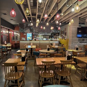 Giraffe - British Near Me - London, XGL