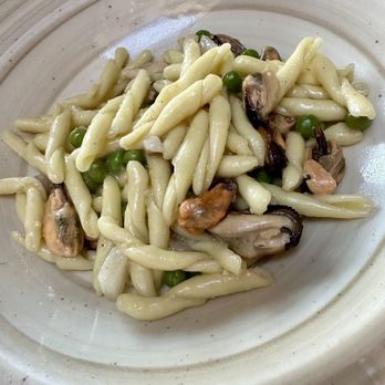 Rio Bistrot - Pasta with muscles, peas, and onion - Italian Near Me - Riomaggiore, SP