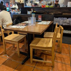 Kamen - The kitchen is behind these seats