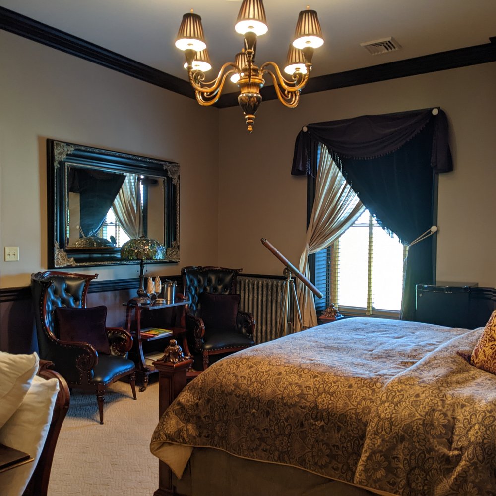 The Londonderry Inn - The Library room - Bed & Breakfast Near Me - Palmyra, Pennsylvania The Londonderry Inn - The Library room - Bed & Breakfast Near Me - Palmyra, Pennsylvania