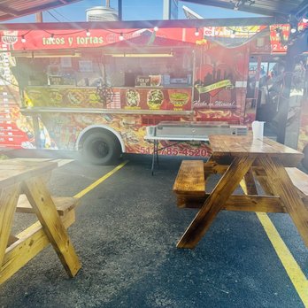 Tacos El Chilango - Food truck and wooden tables - Food Trucks Near Me - Pflugerville, Texas
