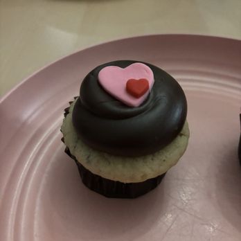 Georgetown Cupcake - Strawberry Chocolate Chip, delicious - Bakeries Near Me - Bethesda, Maryland
