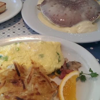 Moke's Bread & Breakfast - Lilikoi pancakes, corned beef, Moke Nui omlette! - Breakfast & Brunch Near Me - Kailua, Hawaii