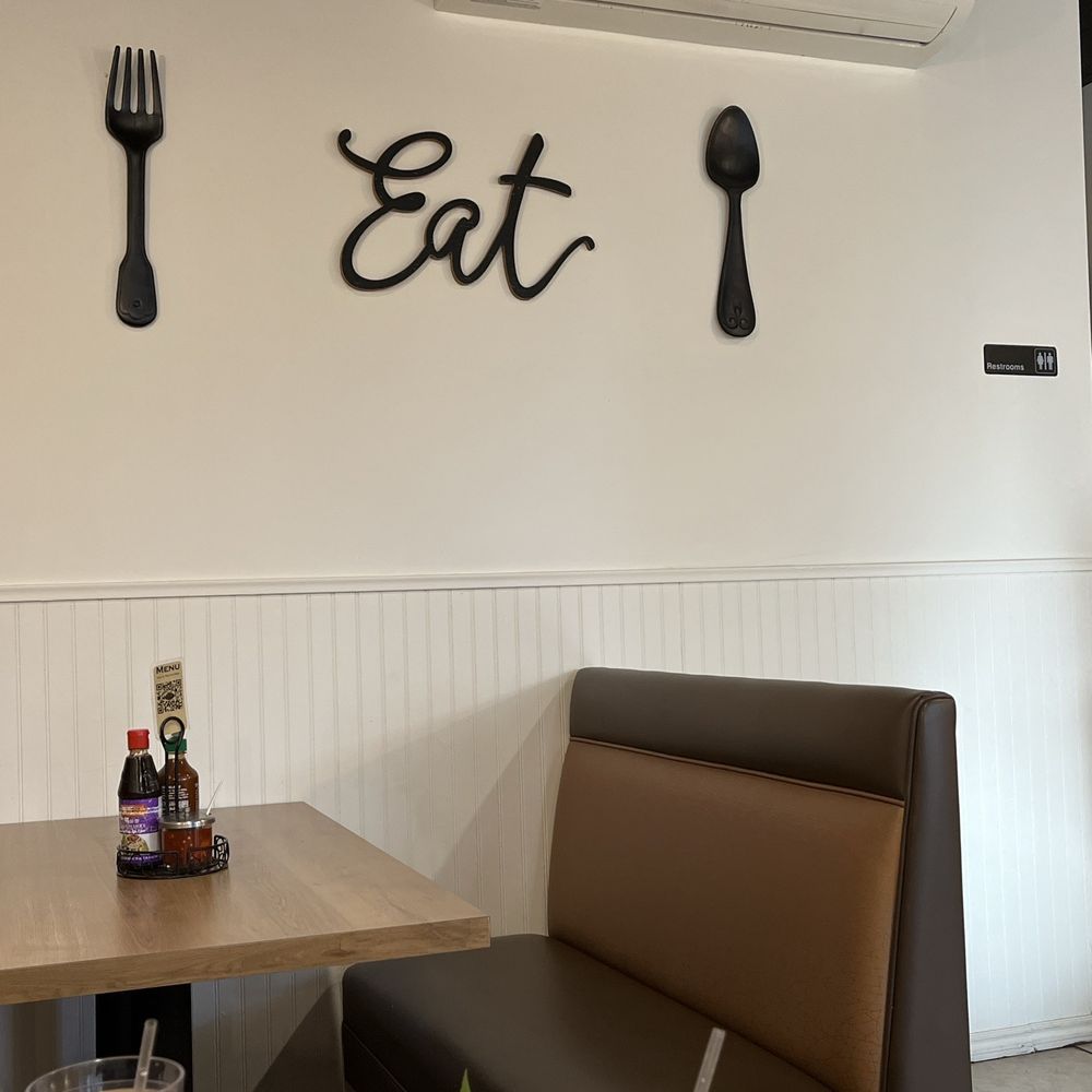 Phở Whittier - booth seating area - Vietnamese Near Me - Whittier, California Phở Whittier - booth seating area - Vietnamese Near Me - Whittier, California