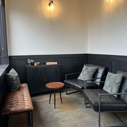 Louie's Bar & Grill - Loung are