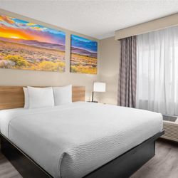 Days Inn & Suites by Wyndham Airport Albuquerque - Guest room