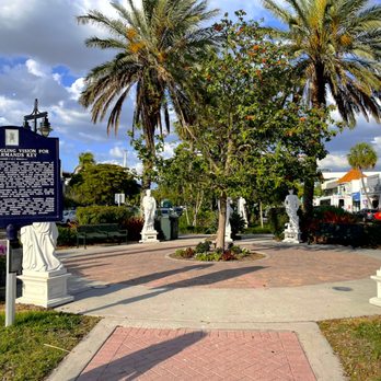 St Armands Circle - Shopping Centers Near Me - Sarasota, Florida