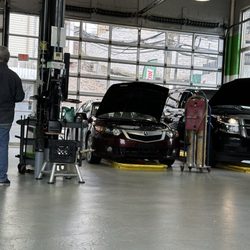 Zap Lube of North Bergen - Nice open area, with air conditioning.