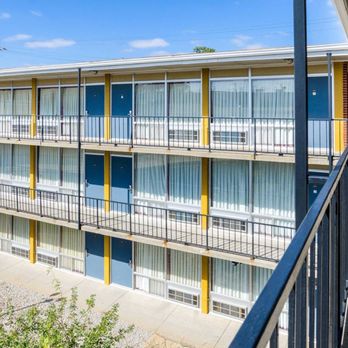 Econo Lodge Topeka Blvd - Hotels Near Me - Topeka, Kansas