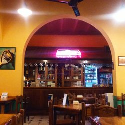 Bar Helga - La barra donde se encuentra la caja. Todo está ambientado como una cabaña alemana o tirolesa. Cálido y acogedor!