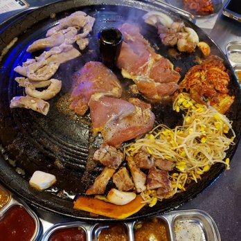 The Cast Iron Pot 3 - Beef small intestine (left) & marinated chicken (right) - Korean Near Me - Flushing, New York The Cast Iron Pot 3 - Beef small intestine (left) & marinated chicken (right) - Korean Near Me - Flushing, New York