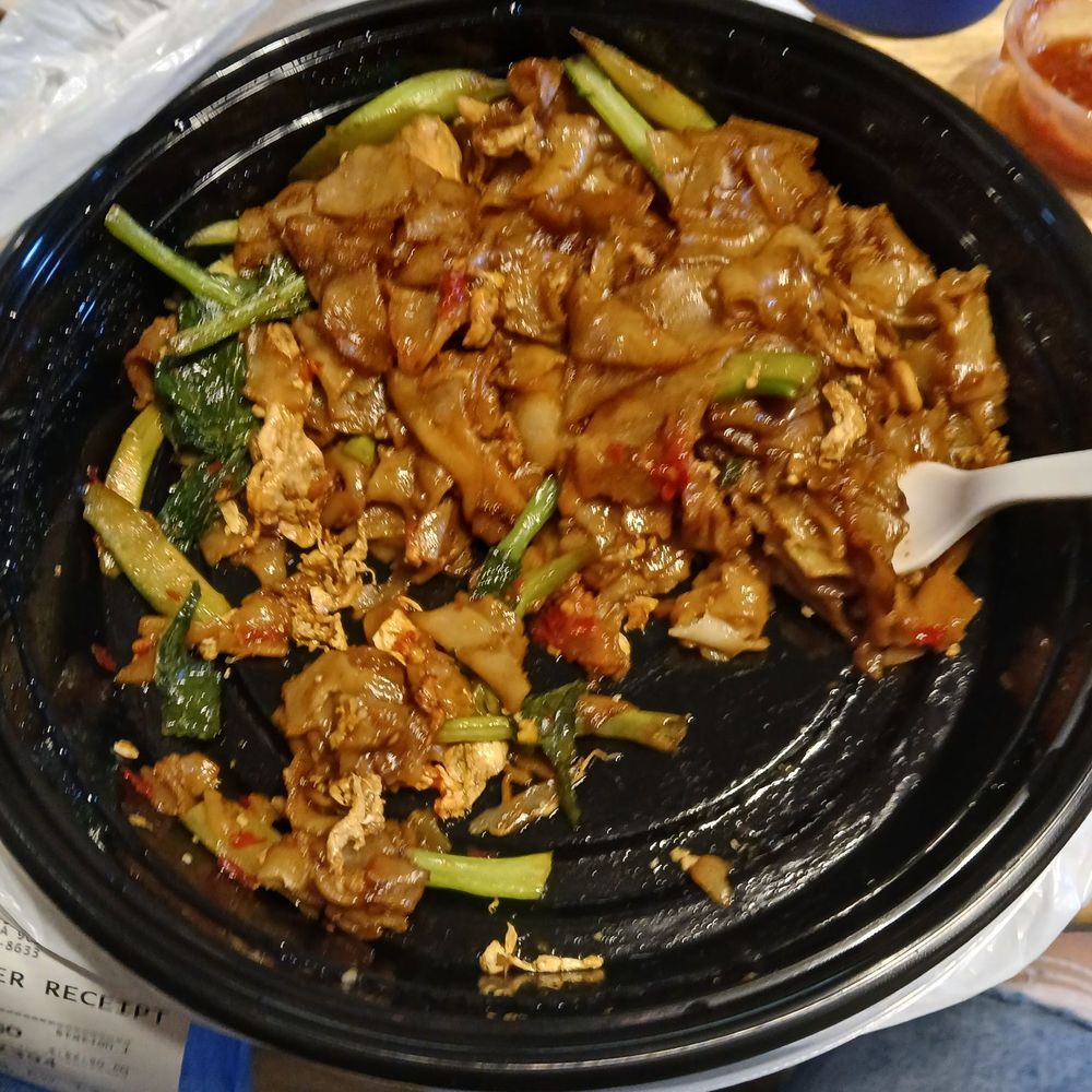 Lucky Thai Cuisine - Pad see ew - Thai Near Me - Whittier, California Lucky Thai Cuisine - Pad see ew - Thai Near Me - Whittier, California