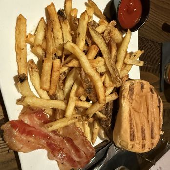 The Hound's Tale - Hound's Tale Wagyu Burger - New American Near Me - Williamsburg, Virginia