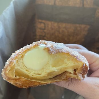 Leonard's Bakery - Custard - Bakeries Near Me - Honolulu, Hawaii Leonard's Bakery - Custard - Bakeries Near Me - Honolulu, Hawaii
