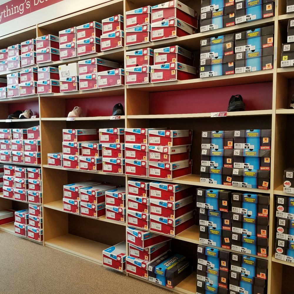 Famous Footwear - Was pointed right to my section - Shoe Stores Near Me - Sandusky, Ohio Famous Footwear - Was pointed right to my section - Shoe Stores Near Me - Sandusky, Ohio