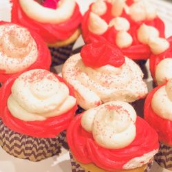 Resco Restaurant Equipment & Supply Co. - Teaching my seven year old niece to decorate cupcakes. She did a pretty good job with the star and round tip bought at Resco.