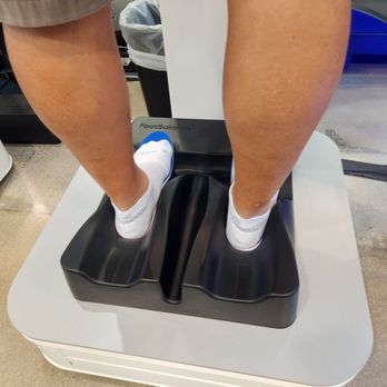 Road Runner Sports - Detailed machine that examines his arch of his feet for the insoles. - Shoe Stores Near Me - Oxnard, California