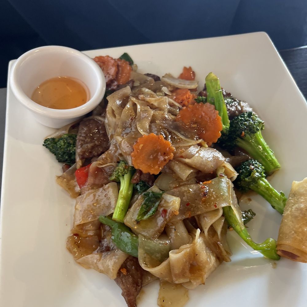 Smile Thai Cuisine - Beef Drunken Noodle (Lunch) - Thai Near Me - Tempe, Arizona Smile Thai Cuisine - Beef Drunken Noodle (Lunch) - Thai Near Me - Tempe, Arizona