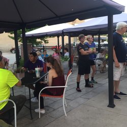 Dariette - Awesome outdoor seating. Great spot for families to come for tasty ice cream! Drive thru also available!