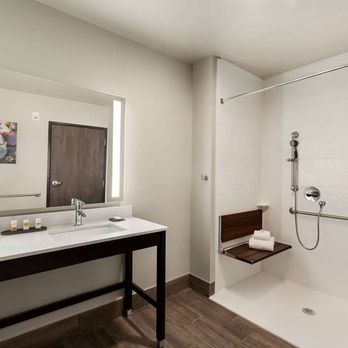 La Quinta Inn & Suites - Guest room bath - Hotels Near Me - Burlington, Washington La Quinta Inn & Suites - Guest room bath - Hotels Near Me - Burlington, Washington