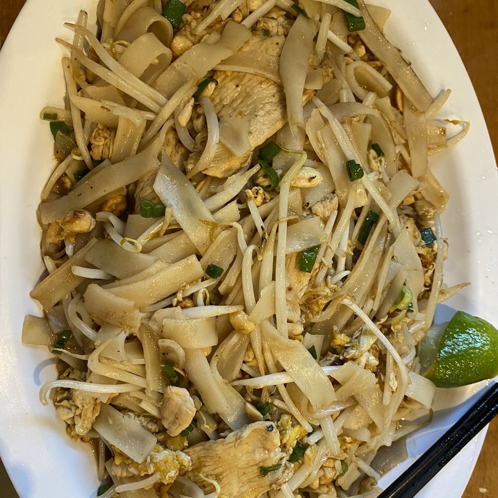 Basil Leaf Vietnamese Restaurant - Chicken pad thai - Vietnamese Near Me - Albuquerque, New Mexico
