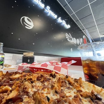 Bozzelli's - Bbq 14" Chicken pizza Seasoned Fries - Pizza Near Me - Springfield, Virginia