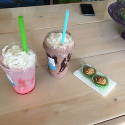 Healthy Hangout - Wild berry, Chocolate-covered strawberry, & 2 protein balls