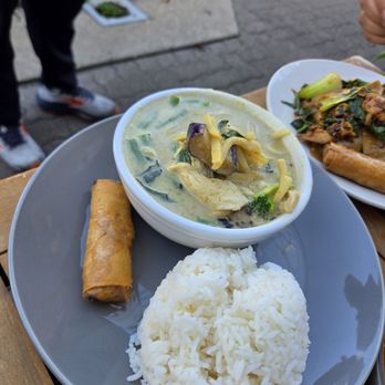 Maenam Thai Restaurant - Green Chicken Curry - Thai Near Me - Blawnox, Pennsylvania