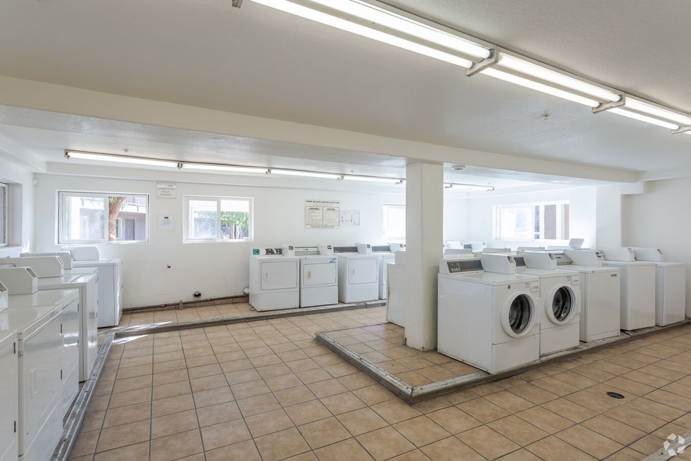 SPORTSMAN’S ROYAL MANOR Updated September 2024 86 Photos & 41