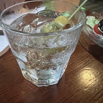 Wooden Nickel Pub & Eateries - Gin and tonic - American Near Me - Silverton, Oregon