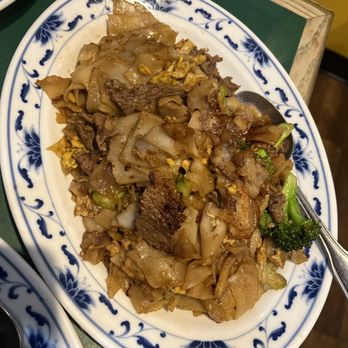Koong Thong Thai Cuisine - pad see ew (there's more broccoli than it looks and it is good!) - Thai Near Me - Auburn, Washington