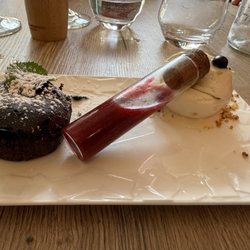 Le P'tit Resto - Surprise vial of various berries to make their "lava cake" truly special