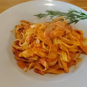 La Focaccia - Pasta with chicken breast in tomato sauce - Italian Near Me - Berlin, BE La Focaccia - Pasta with chicken breast in tomato sauce - Italian Near Me - Berlin, BE