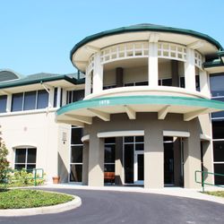 AdventHealth Medical Group Internal Medicine at Tavares - Main entrance to building